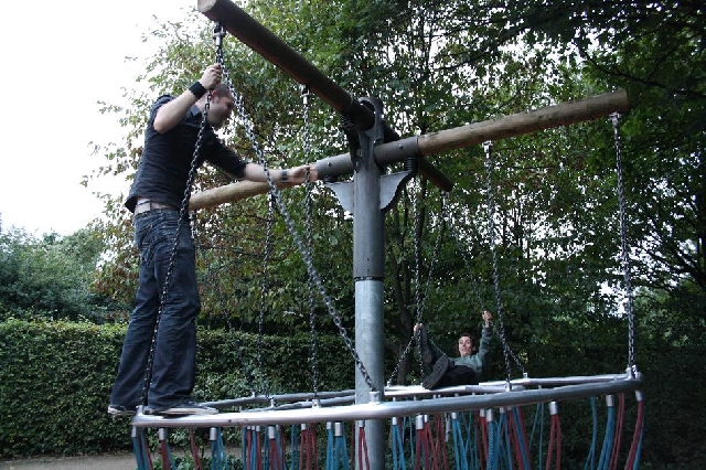 Mit Nachtgeschrei auf dem Spielplatz