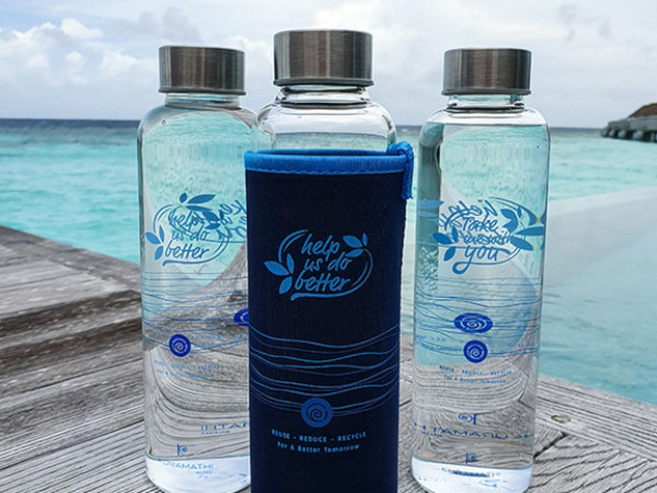 Nachfüllbare Wasserflaschen des Kuramathi Maldives Resorts