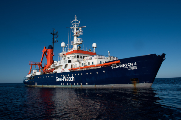 Sea-Watch 4 im Mittelmeer by Chris Grodotzki