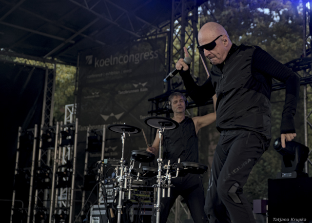 Front 242