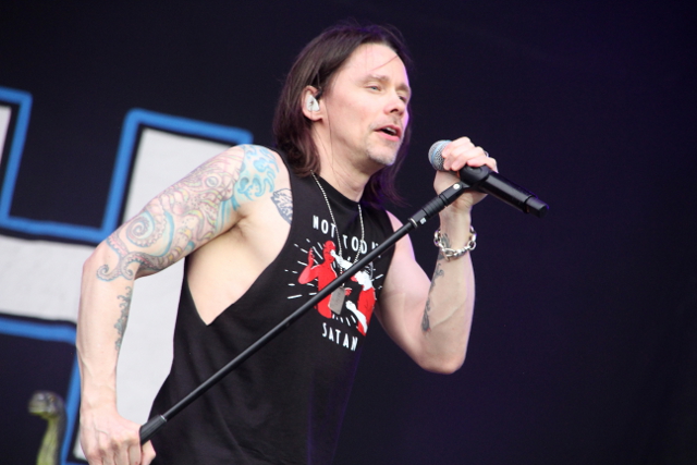Slash featuring Myles Kennedy