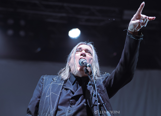 Einst�rzende Neubauten